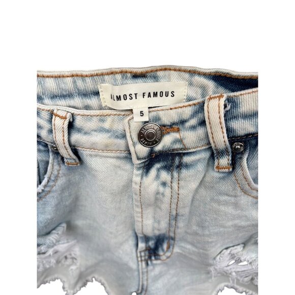 Almost Famous Womens Distressed Denim Mom Shorts Size 5 Light Wash - Picture 3 of 4
